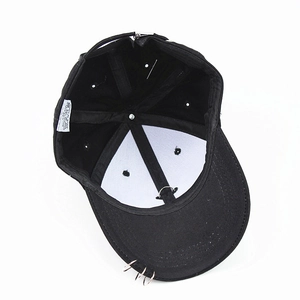 Casquette de baseball noire en coton avec trois anneaux et détails de l'intérieur
