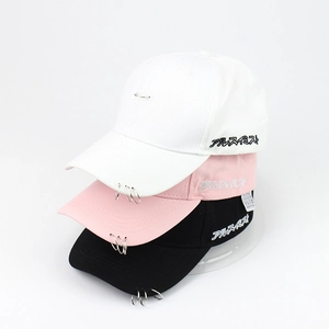 Détails de casquettes avec anneaux métalliques et broderie japonaise en trois couleurs