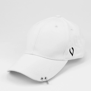 Casquette de baseball en coton blanc avec anneaux métalliques et broderie noire