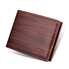 Dettaglio del portafoglio corto da uomo in pelle PU marron scuro venatura legno