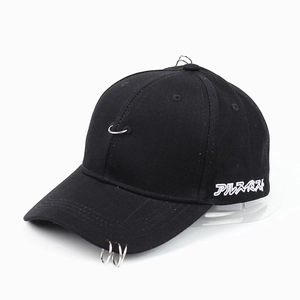 Détail de la casquette de baseball noire en coton avec anneaux et broderie japonaise