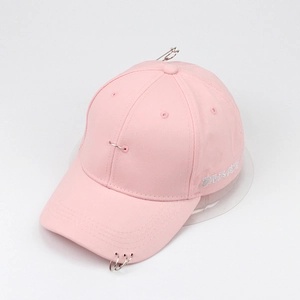 Détail de la casquette de baseball rose en coton avec anneaux et épingle en métal