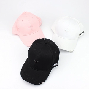 Trois casquettes de baseball hip-hop en rose, blanc et noir avec anneaux et broderie