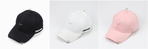 Lot de trois casquettes en coton noir, blanc et rose avec anneaux métalliques et broderie