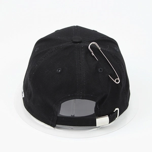 Casquette hip-hop en coton noir avec épingle de sûreté argentée et lanière réglable