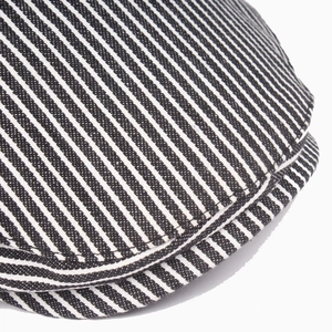 Béret classique en coton rayé avec motifs fins noirs et blancs et coutures soignées