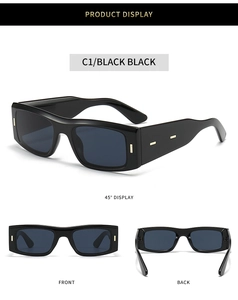 Detailansicht der rechteckigen schwarzen Sonnenbrille mit goldenen Nieten und C1 Gläsern