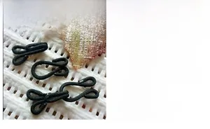 Detail der langlebigen schwarzen Metallhaken und Augen für Webpelzwesten