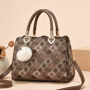 Sac à main vintage en jacquard marron avec texture coquillage, boucle coeur et pompon blanc
