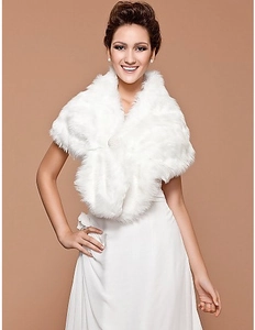 Elegant white faux fur bridal shawl wrap for wedding dresses in winter autumn styles