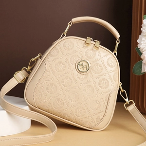 Elegante beige handtas van reliëfleder met gouden M-logo en verstelbare schouderriem