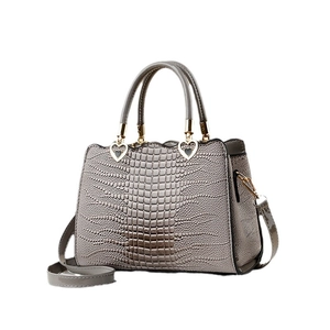 Sac à main gris gaufré crocodile avec boucles en cœur et deux poignées de transport