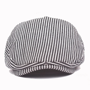 Béret classique en coton à rayures noires et blanches pour hommes et femmes sur fond blanc