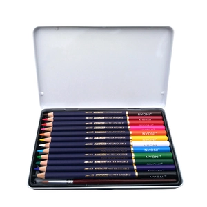 Vista superior del juego de 12 lápices de colores acuarelables en caja de metal blanca