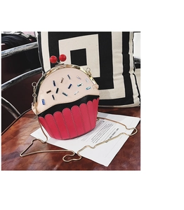 Detail of cupcake-shaped crossbody bag with pink PU leather and gold chain strap