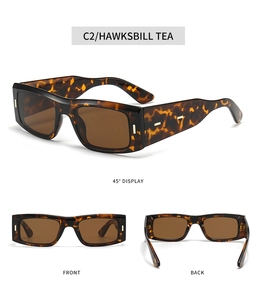 Drei Ansichten einer quadratischen Sonnenbrille in Schildpatt-Optik mit Golddetails