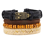 Detail van gelaagde leren armbanden met uil-bedel, houten kralen en gevlochten touwen