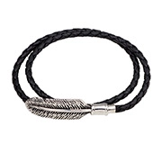 Detailopname van een zwarte gevlochten leren armband met een zilveren veren hanger