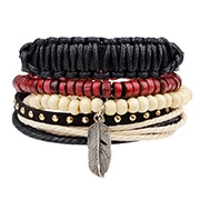 Detail van Boheemse meerlaagse leren armband met houten kralen en een veerhanger