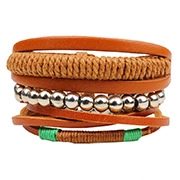 Close-up van een meerlaagse leren armband met oranje gevlochten koorden en zilveren kralen
