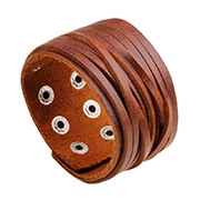 Detail van de meerlaagse bruine leren armband met textuur en verstelbare metalen gesp