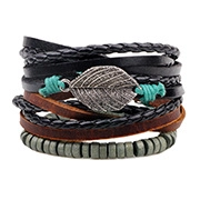 Detail van een meerlaagse leren armband met zilveren bladbedel en turquoise knopen