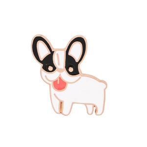 Détail d'un pin's émaillé mignon en forme de bouledogue français avec petite langue rouge