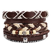 Detail van een meerlaagse punk lederen armband met houten kralen en metalen klinknagels