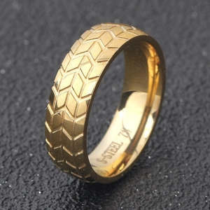 Details eines 6mm goldenen Edelstahlrings mit Reifenmuster und S-STEEL Gravur