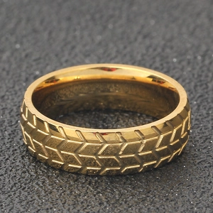 Detailaufnahme des 6mm goldenen Edelstahlrings mit einzigartiger Reifenprofil-Struktur