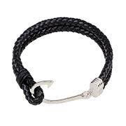 Detail van zwarte gevlochten leren armband met een zilveren metalen vishaak sluiting
