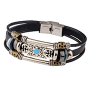 Dettaglio di un bracciale in pelle multistrato con perline blu e hardware in metallo vintage