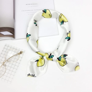 Elegante foulard in seta bianca con motivi a frutti gialli e stile raffinato alla francese