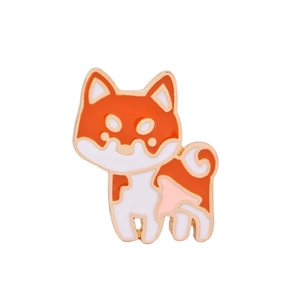 Détail d'un pin's Shiba Inu en émail avec contours dorés et finition laquée brillante