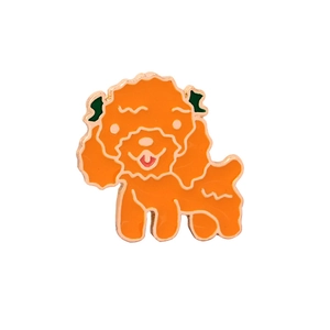 Détail d'un pin's émaillé caniche orange mignon avec une finition brillante polie