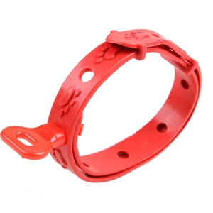 Vue détaillée du collier antipuces rouge avec empreintes de pattes et boucle réglable