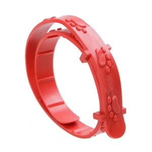 Vue détaillée d'un collier anti-puces rouge ajustable pour animaux avec motif pattes