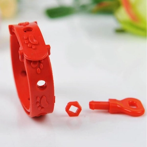 Collier antipuces et antitiques rouge réglable pour chats et chiens avec design de pattes de chat