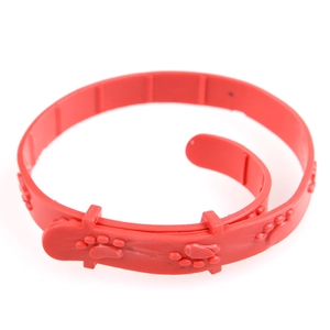 Vue détaillée d'un collier anti-puces rouge réglable pour animaux avec pattes