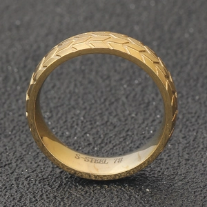 Detailaufnahme des goldenen Edelstahl-Reifenrings mit S-STEEL 7# Innengravur auf Metall