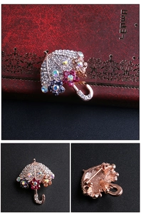 Dettagli macro di spilla a ombrello con strass, lega in oro rosa e fiori di cristallo