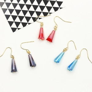 Pendientes de estrella en colores de caramelo con gotas de cristal tallado en rojo y azul