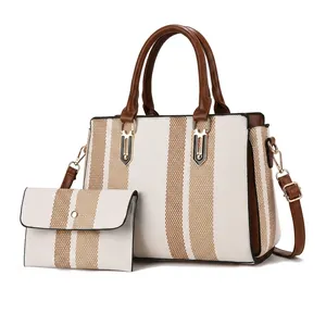 Vue détaillée du grand sac à main en cuir PU avec dimensions et spécifications internes