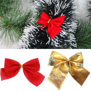 Gros plan de nœuds de Noël rouges et dorés en tissu et métal pour la décoration du sapin de Noël