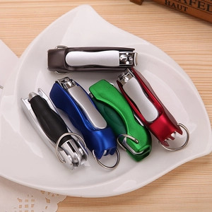 Penne tagliaunghie pieghevoli in cinque colori su vassoio bianco e sfondo in legno