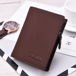 Détail du portefeuille marron foncé en similicuir avec texture fine et zip métallique