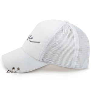 Casquette trucker blanche avec broderie Love et anneaux métalliques sur la visière