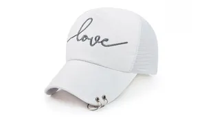 Détail de la casquette baseball blanche en maille avec anneaux et broderie love