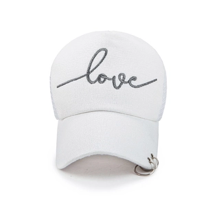 Casquette de baseball blanche avec anneaux argentés et broderie love en tissu tissé