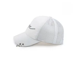 Détail d'une casquette de baseball blanche en mesh avec anneaux et broderie latérale